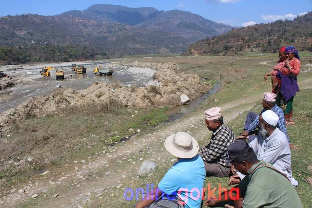 गोरखामा जथाभाबी उत्खनन् : न घाट रह्यो, न कुलो