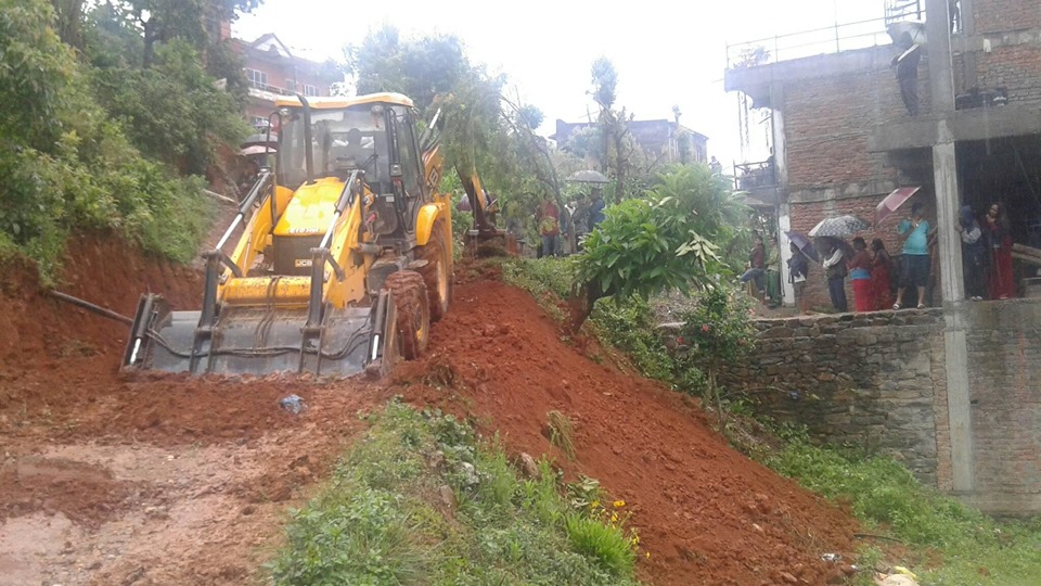 अतिक्रमण हटाउदै स्थानीयले गरे सडक स्तरोन्नती