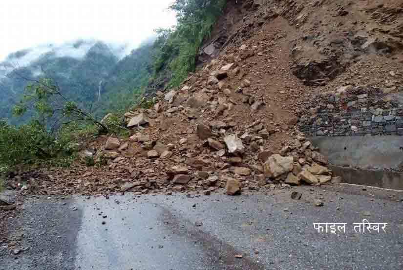 पहिरोले नारायणगढ–मुग्लिन सडक अवरुद्ध, वैकल्पिक मार्ग प्रयोग गर्न आग्रह