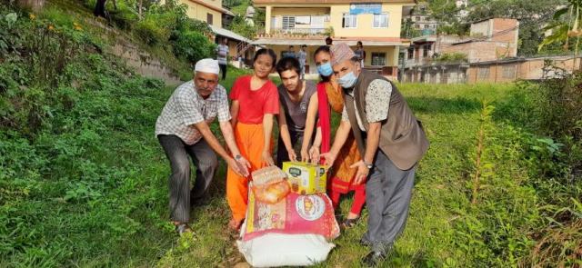 जिल्ला प्रशासन कार्यालयद्धारा बालबालिकालाई खाद्यान्न सहयोग