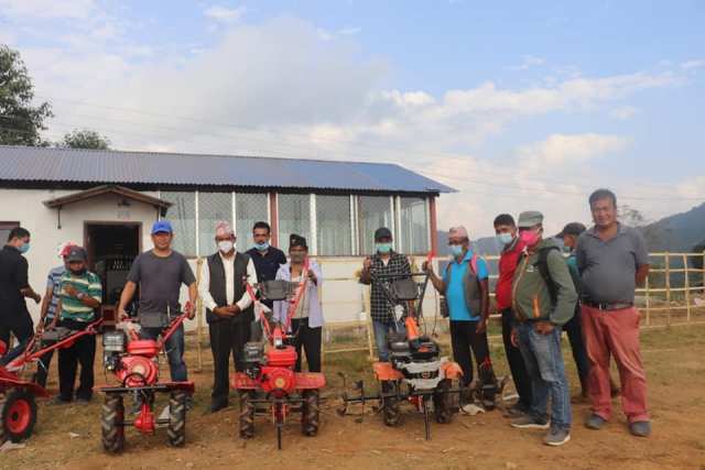 हाते ट्याक्टर र कोदो चुट्ने मेसिन वितरण