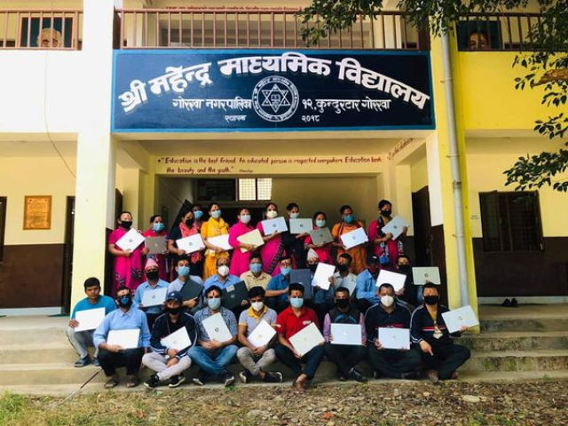 शिक्षकलाई ल्यापटप वितरण