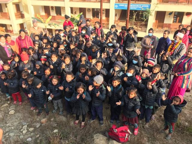 १८३ बिद्यार्थीलाई न्यानो कपडा