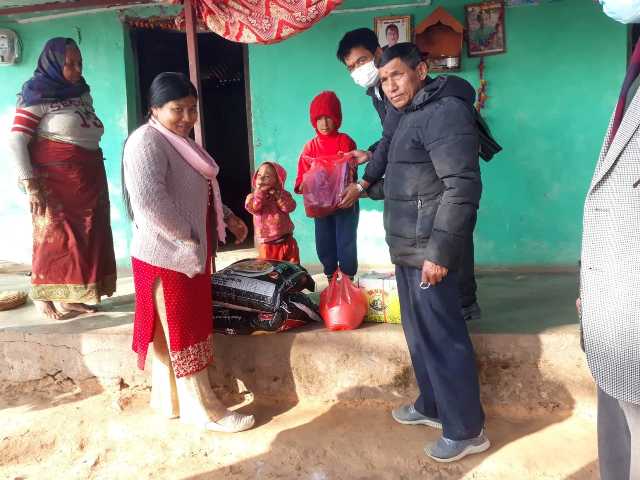 कुवँर परिवारलाई खाद्यान्न सहयोग