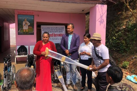 अपाङ्गता भएकाहरुलाई सहायता सामग्री वितरण