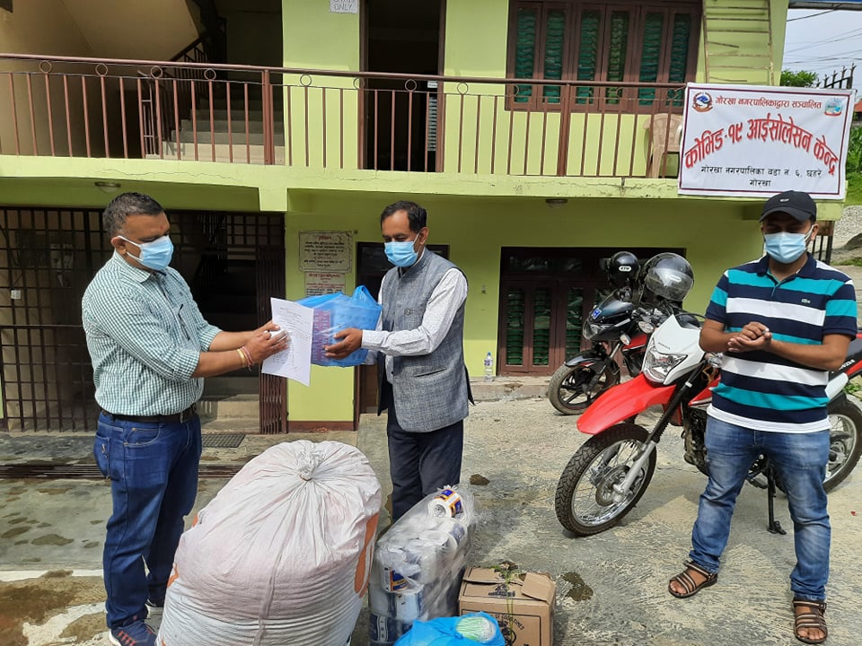 रोटरी क्लव अफ गोरखाद्धारा आइसोलेसन केन्द्रलाई स्वास्थ्य सामग्री वितरण