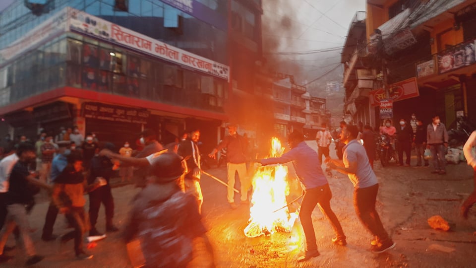 चार बिद्यार्थी संगठनद्धारा प्रधानमन्त्रीको पुत्ला दहन