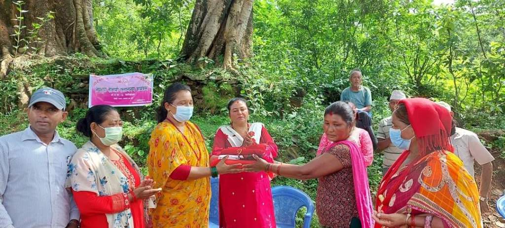 कुमाल जातीलाई पोशाक वितरण