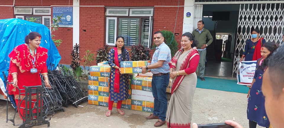 नगरपालिकाका २५ महिलालाई सिलाई मेसिन वितरण