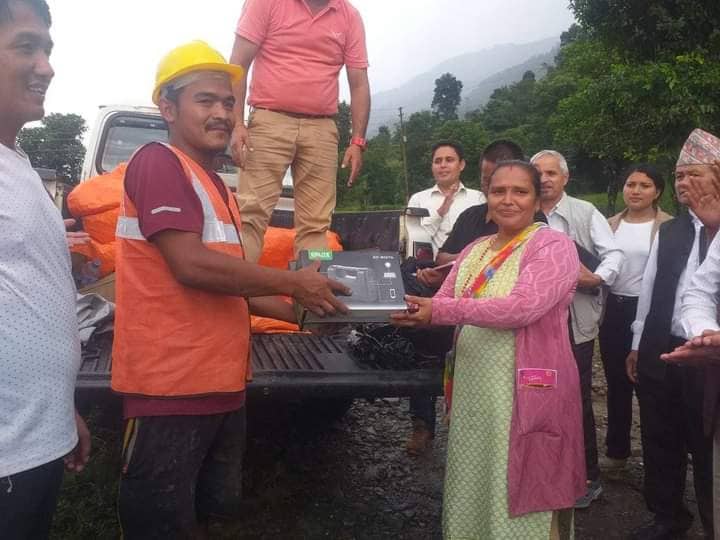 स्याम्चेतका पहिरो पिडितलाई सोलार बितरण