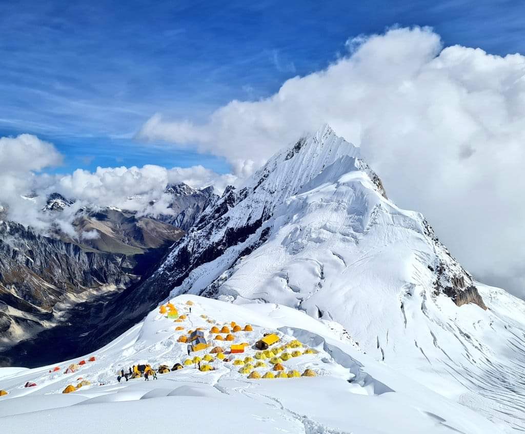 वेमौसमी वर्षाद र हिमपातले आरोहि र पदयात्री समस्यामा