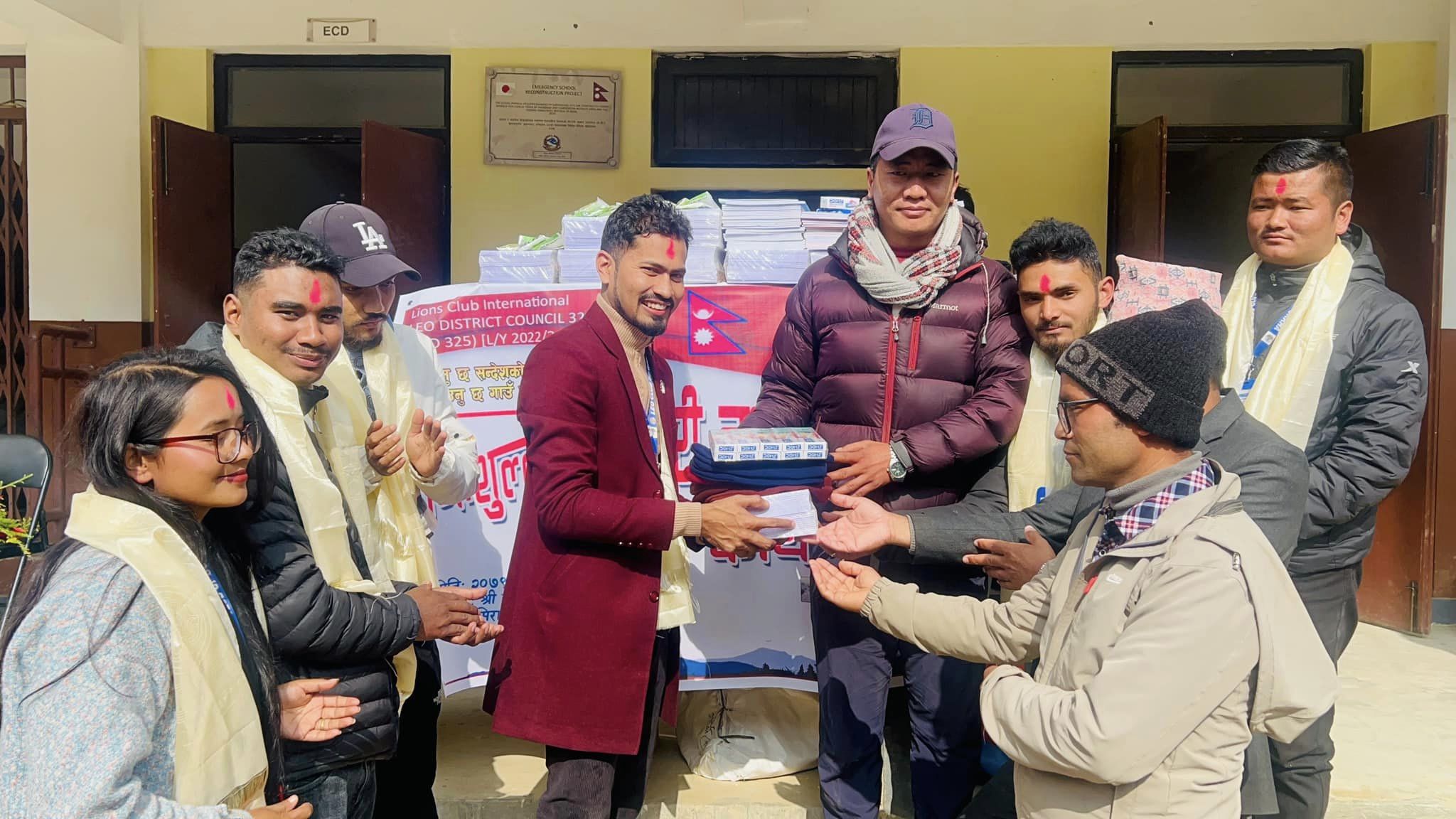 लियो क्लवद्धारा ६९ जना विद्यार्थीलाई न्यानो कपडा वितरण