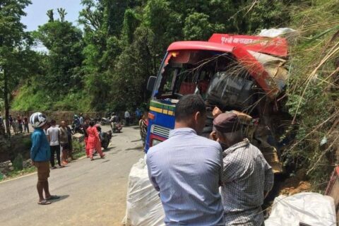 बस दुर्घटनामा १२ जना घाइते