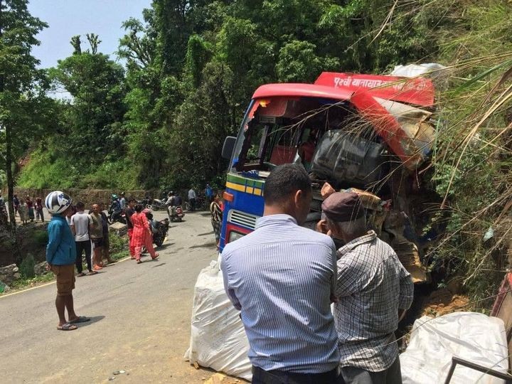 बस दुर्घटनामा १२ जना घाइते