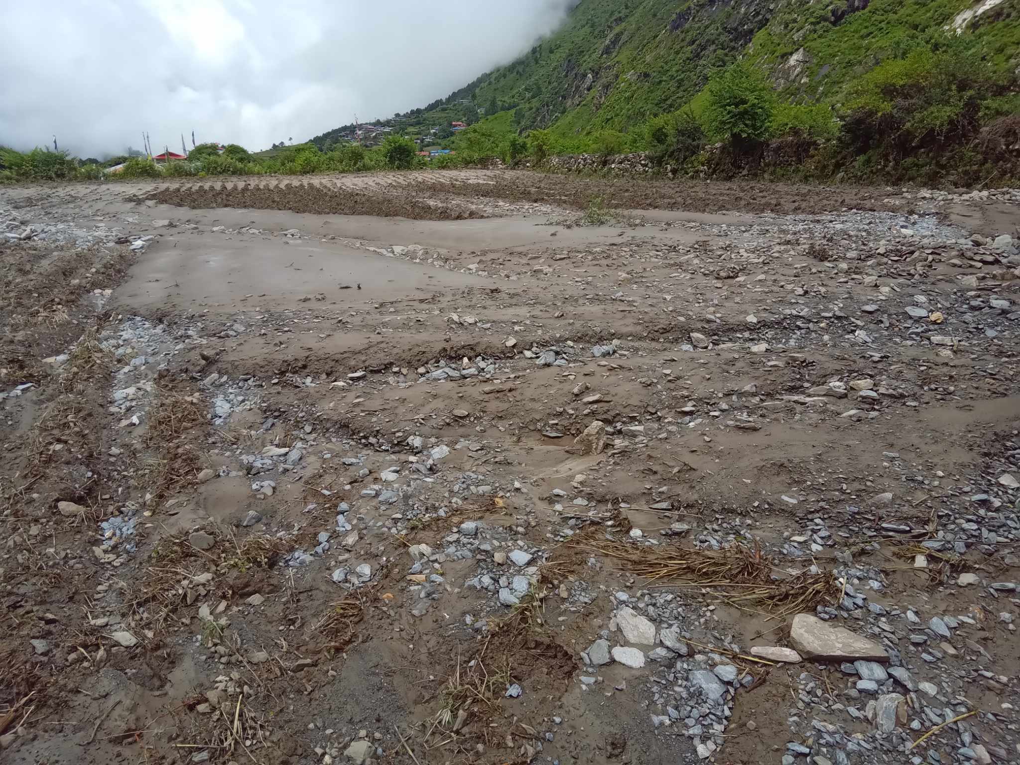 पहिरोले एक घरमा क्षति, दस घर जोखिममा