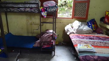 प्रभातकिरणको छात्रावास भित्र धाँजा फाट्यो, गारोमा चिरा