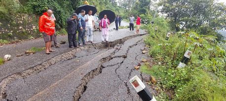 देउराली भञ्ज्याङमा सडक भासियो