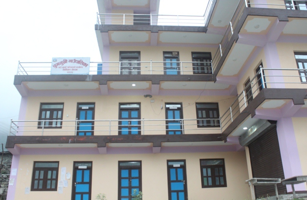 चुमनुव्रीमा सिसाजन्य सामाग्रीमा प्रतिवन्ध