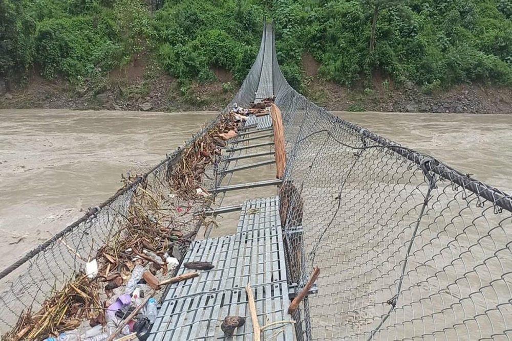 बाढीले क्षति पु¥याएको पुलको मर्मत