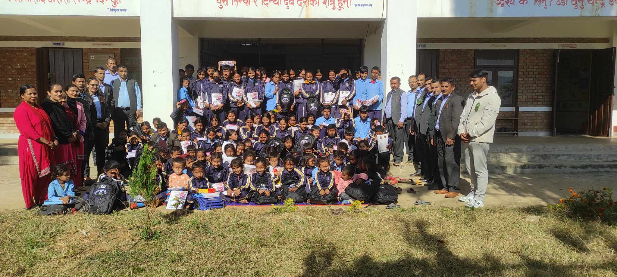 विद्यार्थीलाई शैक्षिक सामाग्री वितरण