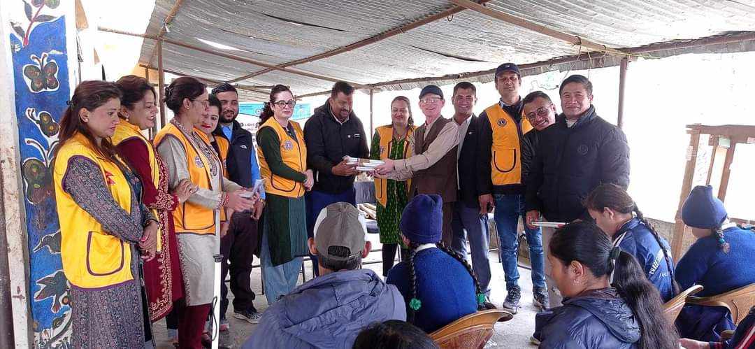 दृष्टिविहिनलाई सहायता समाग्री वितरण