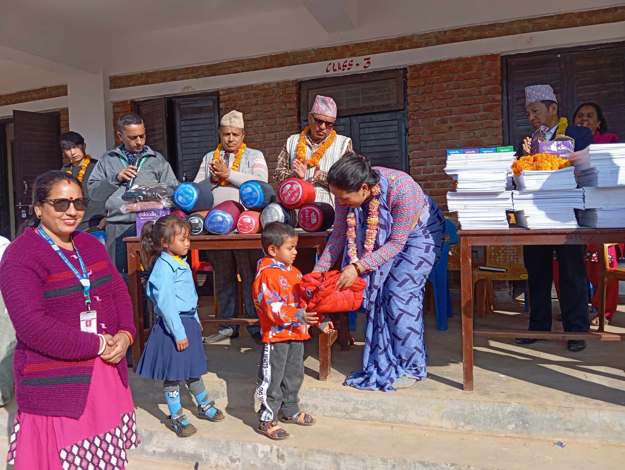 रत्नलक्ष्मीका विद्यार्थीलाई शैक्षिक सामाग्री वितरण