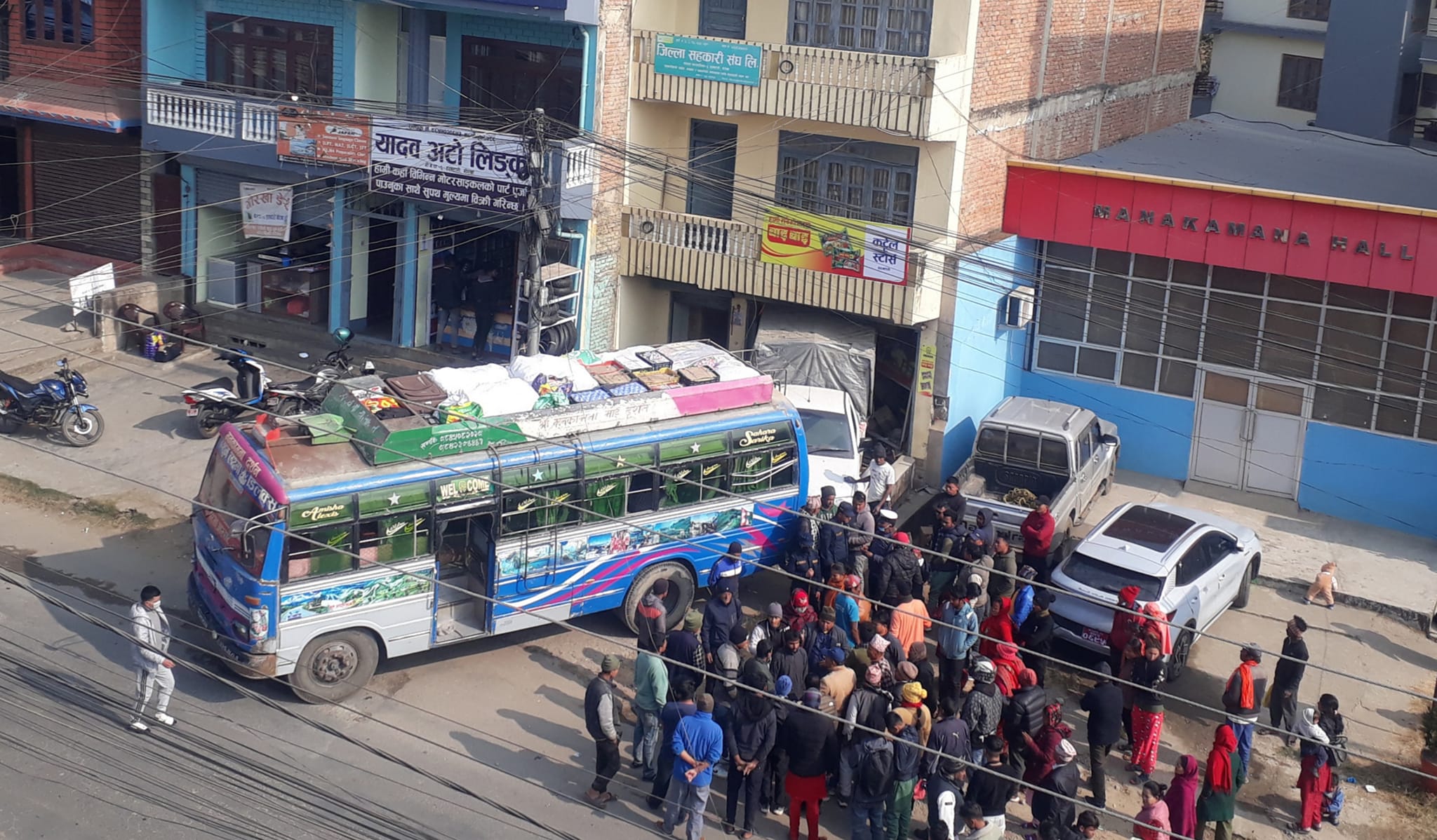 हरमटारीमा व्रेक फेल भएर वस दुर्घटना