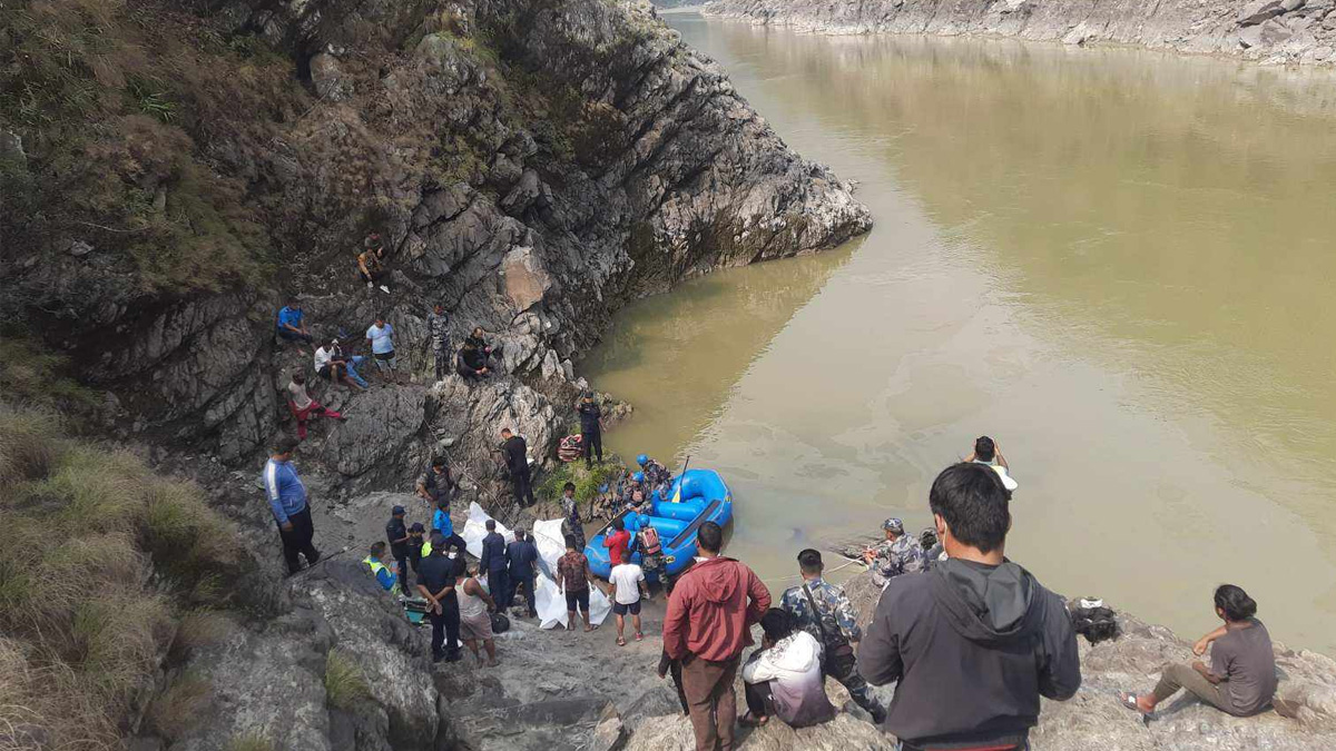 अझै भेटिएनन् त्रिशूलीमा ट्याक्सी खस्दा बेपत्ता भएका किशोर
