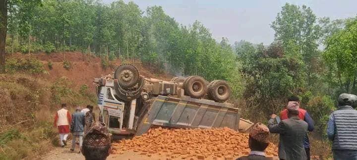 टिप्पर दुर्घटनामा चार जना घाइते