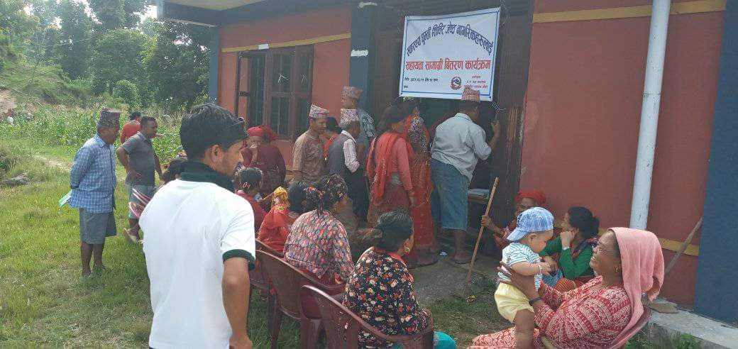 जेष्ठ नागरिकलाई सहायता सामाग्री वितरण