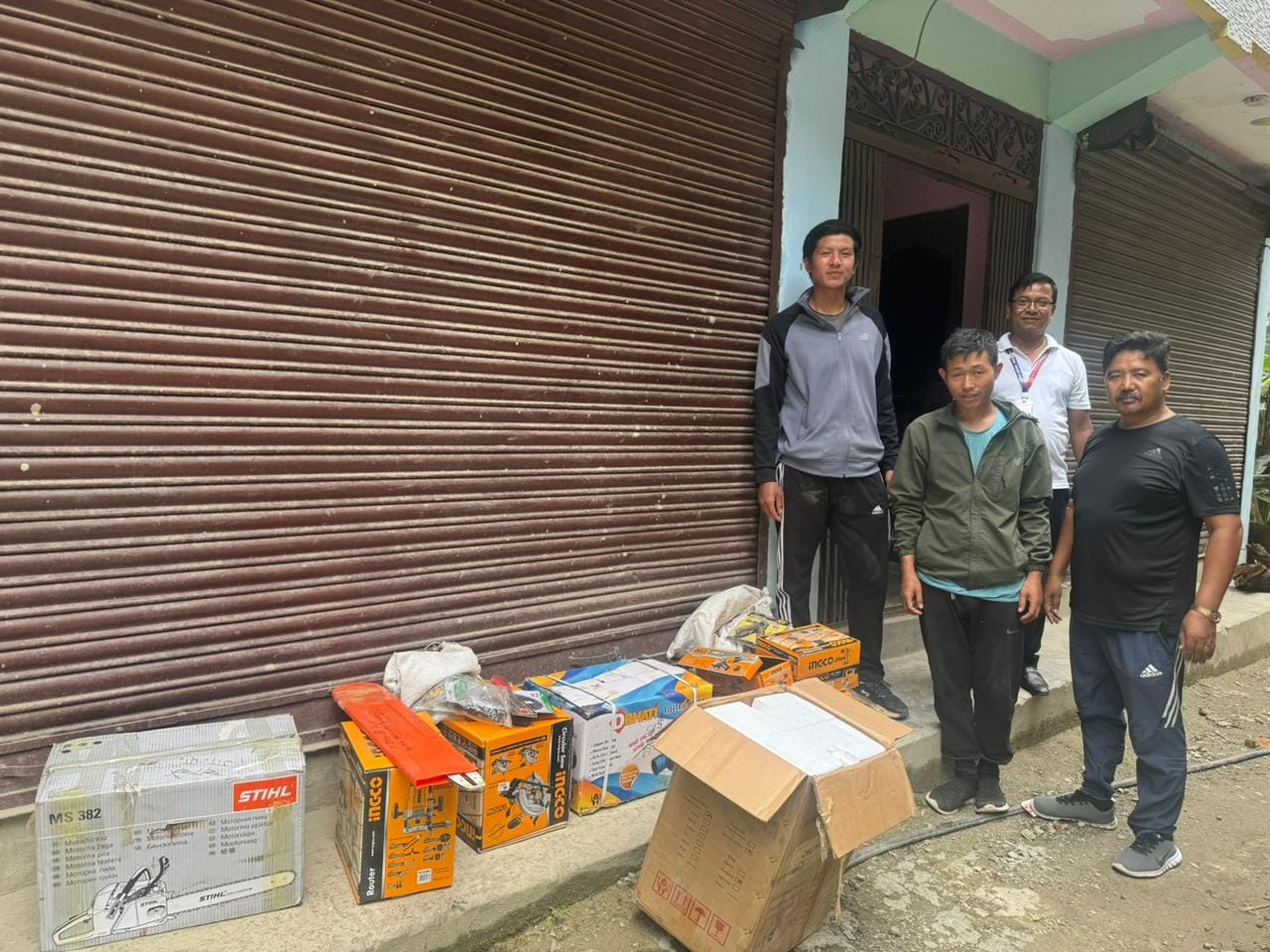 पाउरोटी बनाउने र काठ कुद्ने मेसिन वितरण