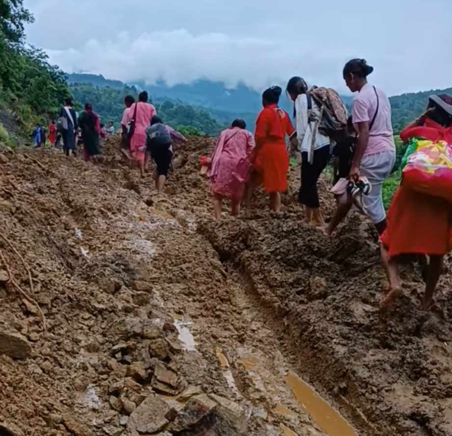 बर्षादले ग्रामिण सडकको यात्रा सकस
