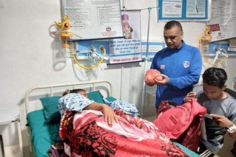 विपी कोइरालाको जन्मजयन्तीको अवसरमा फलफुल वितरण