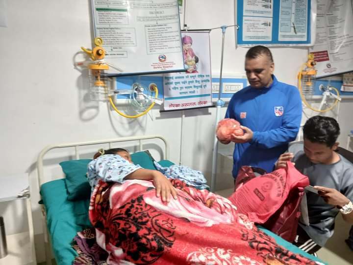 विपी कोइरालाको जन्मजयन्तीको अवसरमा फलफुल वितरण