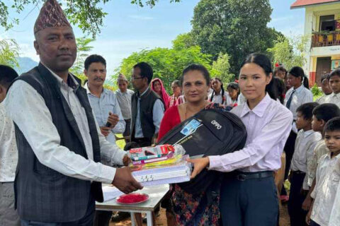 विद्यार्थीलाई शैक्षिक सामाग्री प्रदान