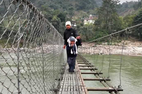 झोलुङ्गे पुल मर्मत नहुँदा जोखिपुर्ण यात्रा