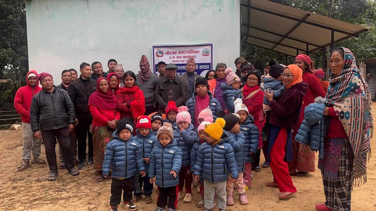 बालवालिकालाई न्यानो कपडा वितरण