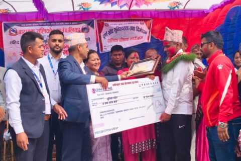 यूनिक पनेरुलाई नगद एकलाख सहित सम्मान